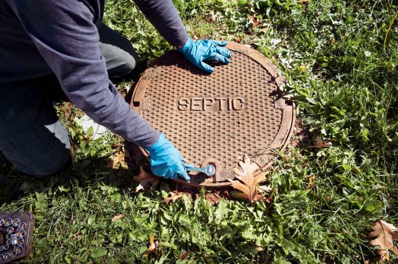removing a manhole cover